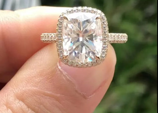 Luxury Cushion Cut Diamond Ring with Halo β Perfect for Every Occasion