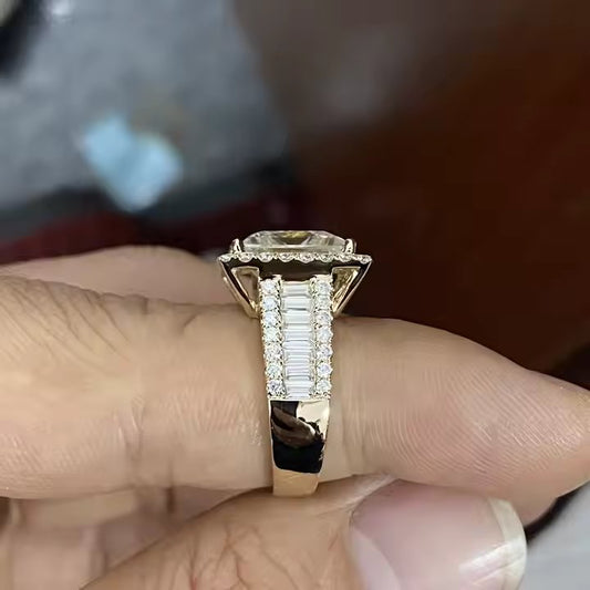 Elegant Princess-Cut Diamond Ring for Women – Modern and Refined