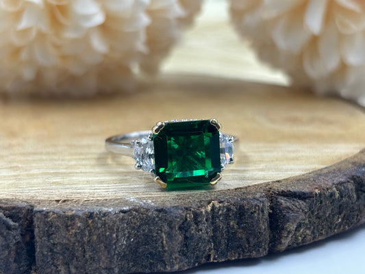 Stunning Green Emerald Ring in Sterling Silver – Elegant Gemstone Jewelry for Every Occasion