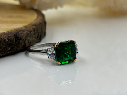 Stunning Green Emerald Ring in Sterling Silver – Elegant Gemstone Jewelry for Every Occasion