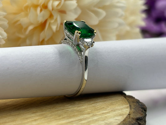 Stunning Green Emerald Ring in Sterling Silver – Elegant Gemstone Jewelry for Every Occasion