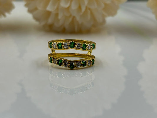 Stunning Green Emerald Wrap Ring in Yellow Gold – A Perfect Fusion of Beauty and Elegance